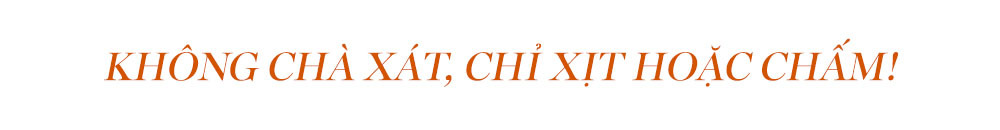 Mẹo sử dụng nước hoa đúng cách từ Lixibox: không xát mà chỉ xịt hoặc chấm. Cách giúp nước hoa lưu hương lâu đến 24 giờ, tự tin và quyến rũ, đặc biệt cho mùa Valentine.