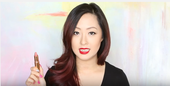 Khám phá những thỏi son môi yêu thích của các beauty blogger nổi tiếng như KathleenLights, NikkieTutorials, Pony, và JeffreeStar. Tìm hiểu lý do son môi quan trọng và những sản phẩm hot nhất trên thị trường.