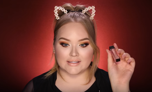 Các beauty blogger nổi tiếng như Nikkietutorials, Kathleenlights và Pony chia sẻ những sản phẩm son môi yêu thích của họ trong bài viết này. Khám phá các loại son môi, đặc biệt là son lỏng, để nâng tầm phong cách trang điểm của bạn.