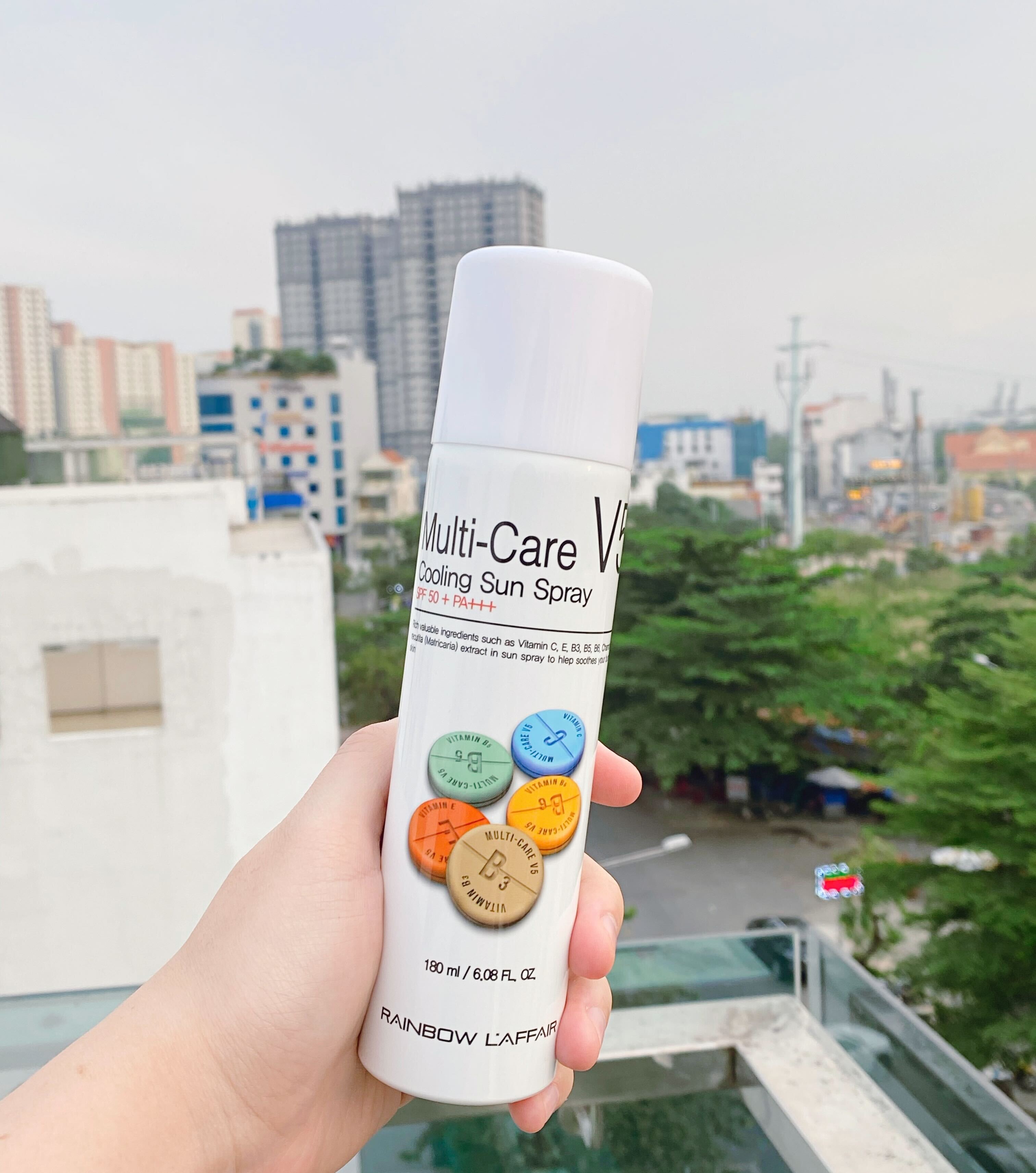 Xịt chống nắng Rainbow L'Affair với công thức Multi-Care, giúp bảo vệ da với SPF 50+ và PA++++. Sản phẩm được đánh giá cao trong cộng đồng làm đẹp, là lựa chọn hoàn hảo cho kem chống nắng dạng xịt và xịt chống nắng toàn thân.