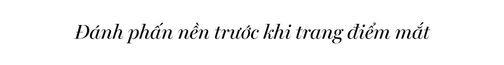 Đánh phấn nền trước khi trang điểm mắt. Tìm hiểu những lỗi trang điểm cơ bản để tránh sai lầm khiến bạn già đi chục tuổi, giúp bạn xinh đẹp hơn trong dịp 8/3 cùng Lixibox Makeup.