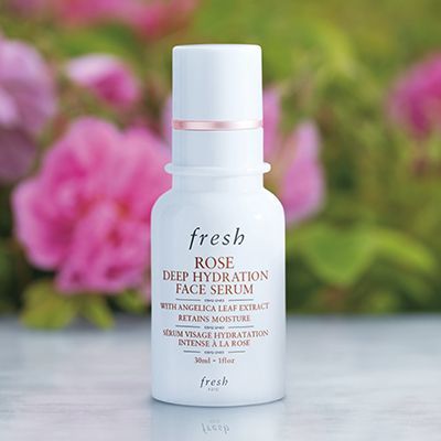 Sản phẩm serum dưỡng ẩm mặt với tinh chất hoa hồng từ thương hiệu Fresh, nằm trong bối cảnh hoa hồng trở thành xu hướng hot trend, mang đến cảm hứng và lợi ích thần kỳ cho phái đẹp.