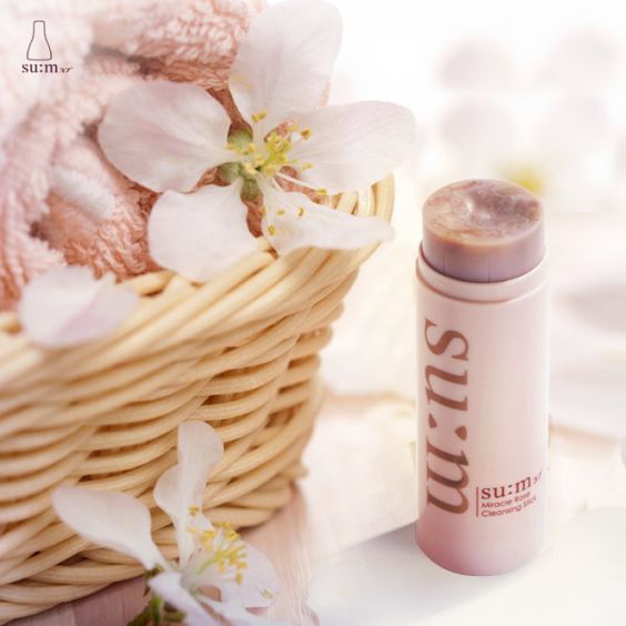 ROSE RENAISSANCE - NGUỒN CẢM HỨNG BẤT TỬ XUYÊN THỜI ĐẠI; Hoa hồng xuất hiện ồ ạt từ đầu năm 2016, với nhiều sản phẩm nổi trội mang lại những lợi ích thần kì, thể hiện những xu hướng hot trend trong lĩnh vực làm đẹp.