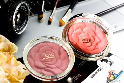 Bộ sản phẩm phấn má hồng Milani đặc trưng với hình hoa hồng, thể hiện nguồn cảm hứng bất tử từ loài hoa này. Hoa hồng không chỉ trở thành hot trend mà còn mang lại những lợi ích bất ngờ cho người sử dụng, góp phần làm nổi bật nét đẹp lãng mạn.