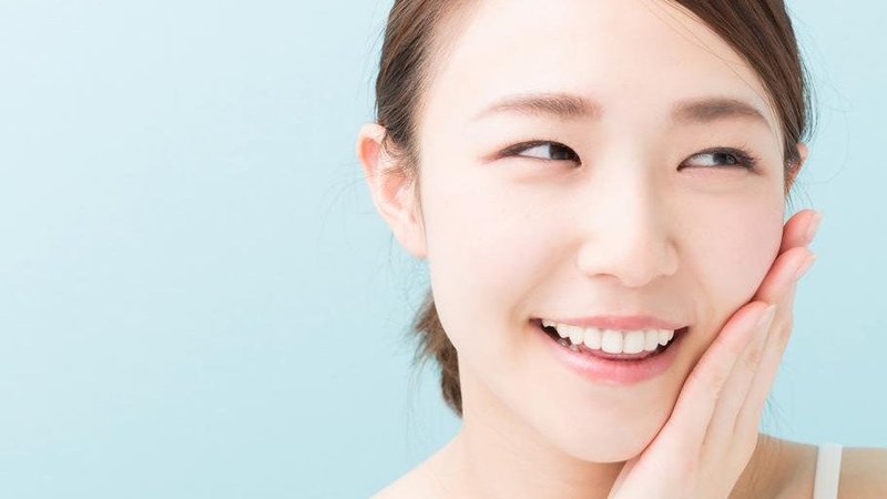 Nụ cười tươi tắn của cô gái trẻ đang chăm sóc làn da, phản ánh về những thành phần dưỡng da trong bài viết. Bài viết cung cấp thông tin về các thành phần dưỡng da cần thiết cho làn da khỏe mạnh.