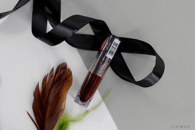Son kem lì WET N WILD MegaLast Liquid Catsuit Matte nổi bật trong một buổi chụp hình, thể hiện xu hướng trang điểm hot 2017. Sản phẩm giá cả phải chăng mang lại chất lượng không kém gì son cao cấp, tạo cảm giác nhẹ nhàng và mềm mịn trên môi.