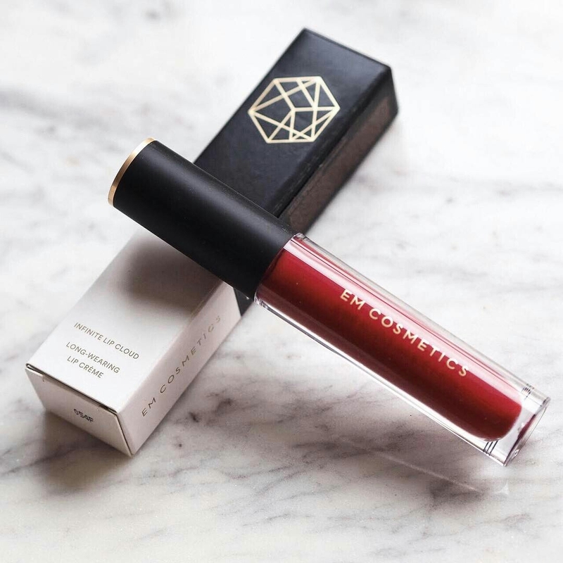 SON EM COSMESTICS INFINITE LIP CLOUD - Dòng Son Kem Lì Nhẹ Bỗng Không Tưởng. Michelle Phan, ngôi sao YouTube, giới thiệu thỏi son kem lì đang làm dậy sóng trong cộng đồng làm đẹp với tên gọi INFINITE LIP CLOUD.