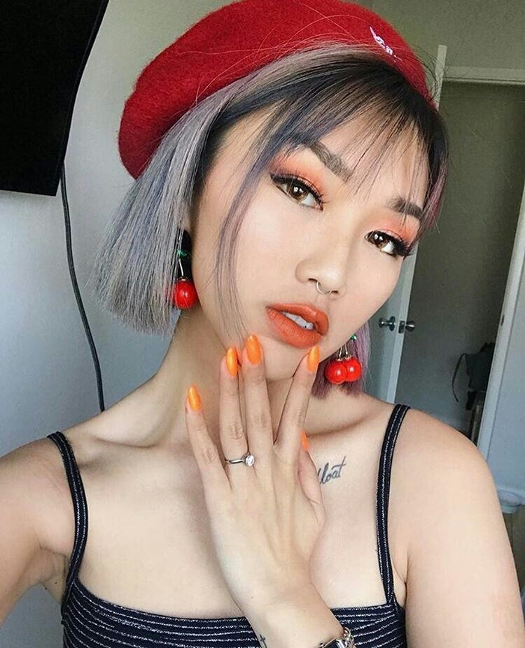 Bài viết về son kem lì INFINITE LIP CLOUD từ EM Cosmetics, sản phẩm nổi bật được giới thiệu bởi Michelle Phan, kèm theo hình ảnh mẫu trang điểm đẹp mắt, thể hiện màu son và phong cách cá tính.