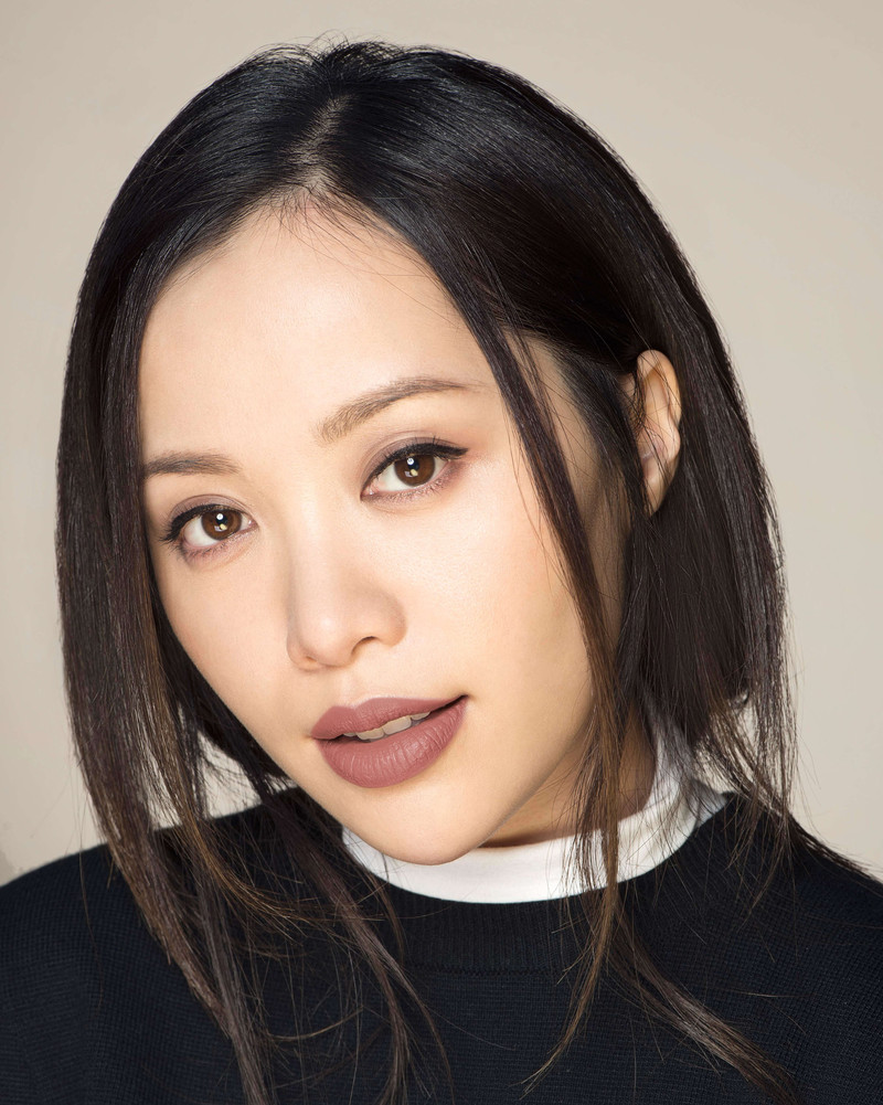 Michelle Phan, "Phù thủy trang điểm" và là người sáng lập EM Cosmetics, tạo nên xu hướng với dòng son kem lì INFINITE LIP CLOUD, đang gây sốt trong cộng đồng làm đẹp.