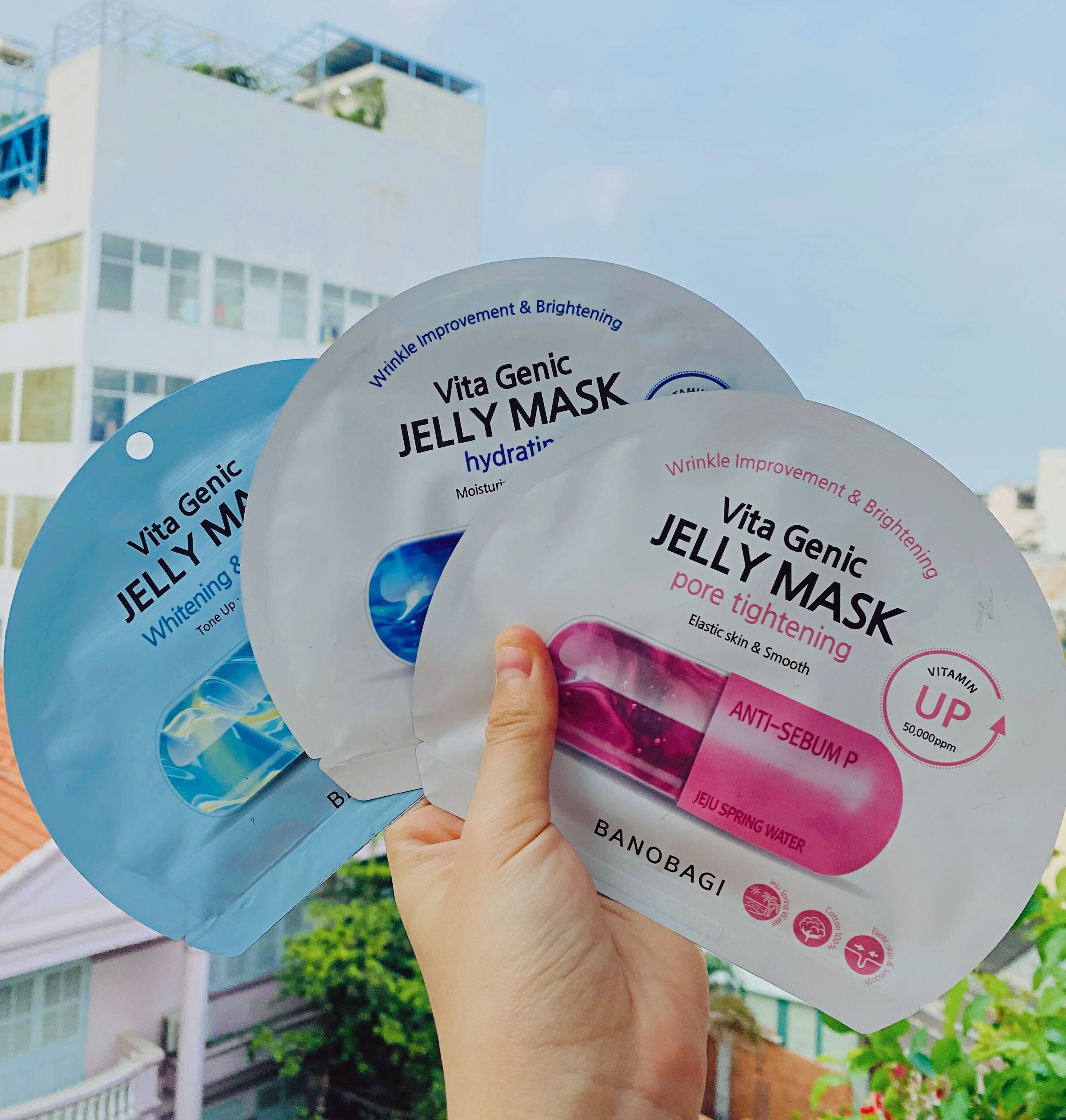 Mặt nạ Vita Genic Jelly Mask từ Banobagi, bao gồm Whitening, Hydrating và Pore Tightening, được giới thiệu trong bài viết Lixibox Review. Đánh giá về hiệu quả tức thì cho làn da mịn mượt, phù hợp cho những ai đang tìm kiếm sản phẩm chăm sóc da chất lượng.