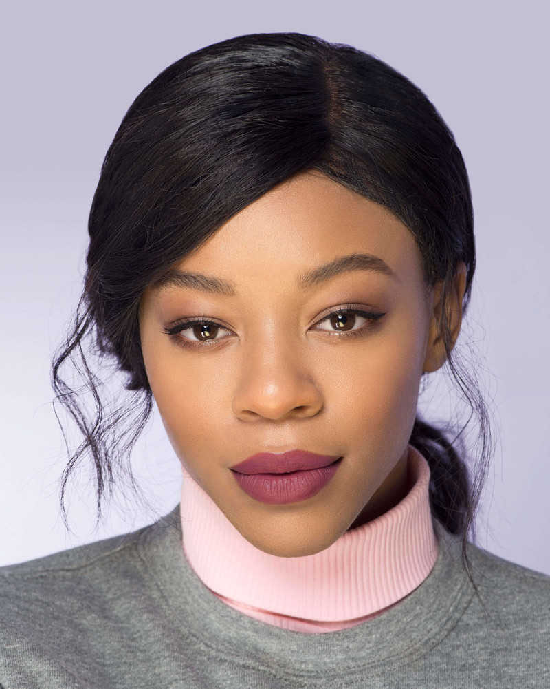 Môi được trang điểm bởi son EM Cosmetics INFINITE LIP CLOUD, nổi bật với sắc mauve nhẹ nhàng. Michelle Phan, ngôi sao YouTube, đã gây sốt với dòng son này, phù hợp với nhiều phong cách trang điểm.