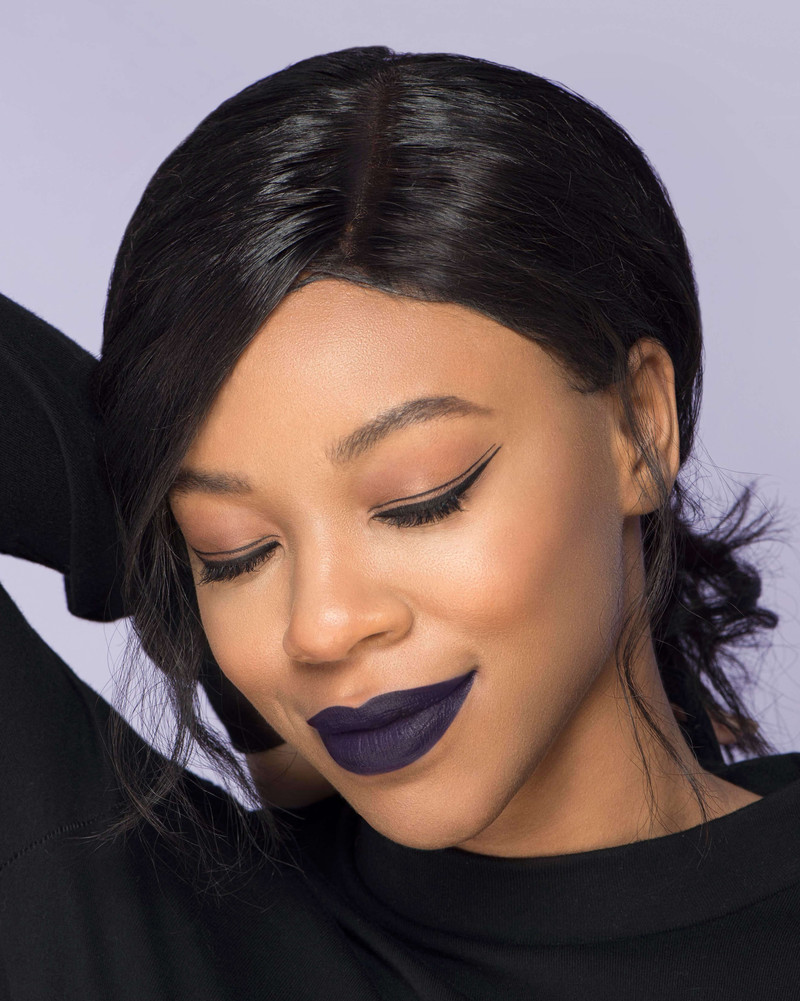 Sản phẩm son kem lì INFINITE LIP CLOUD của EM Cosmetics nổi bật với màu tím tối, tạo nét quyến rũ và hiện đại. Hãy cùng khám phá dòng sản phẩm mới đang gây sốt trong cộng đồng làm đẹp, được sáng tạo bởi Michelle Phan.