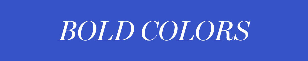 Nền xanh nổi bật với chữ trắng "BOLD COLORS". Bài viết giới thiệu 5 kiểu quần áo cực hợp cho mùa hè, kết hợp nhiều xu hướng thời trang mùa hè 2023 từ Tuần lễ Thời trang Xuân Hè 2023.
