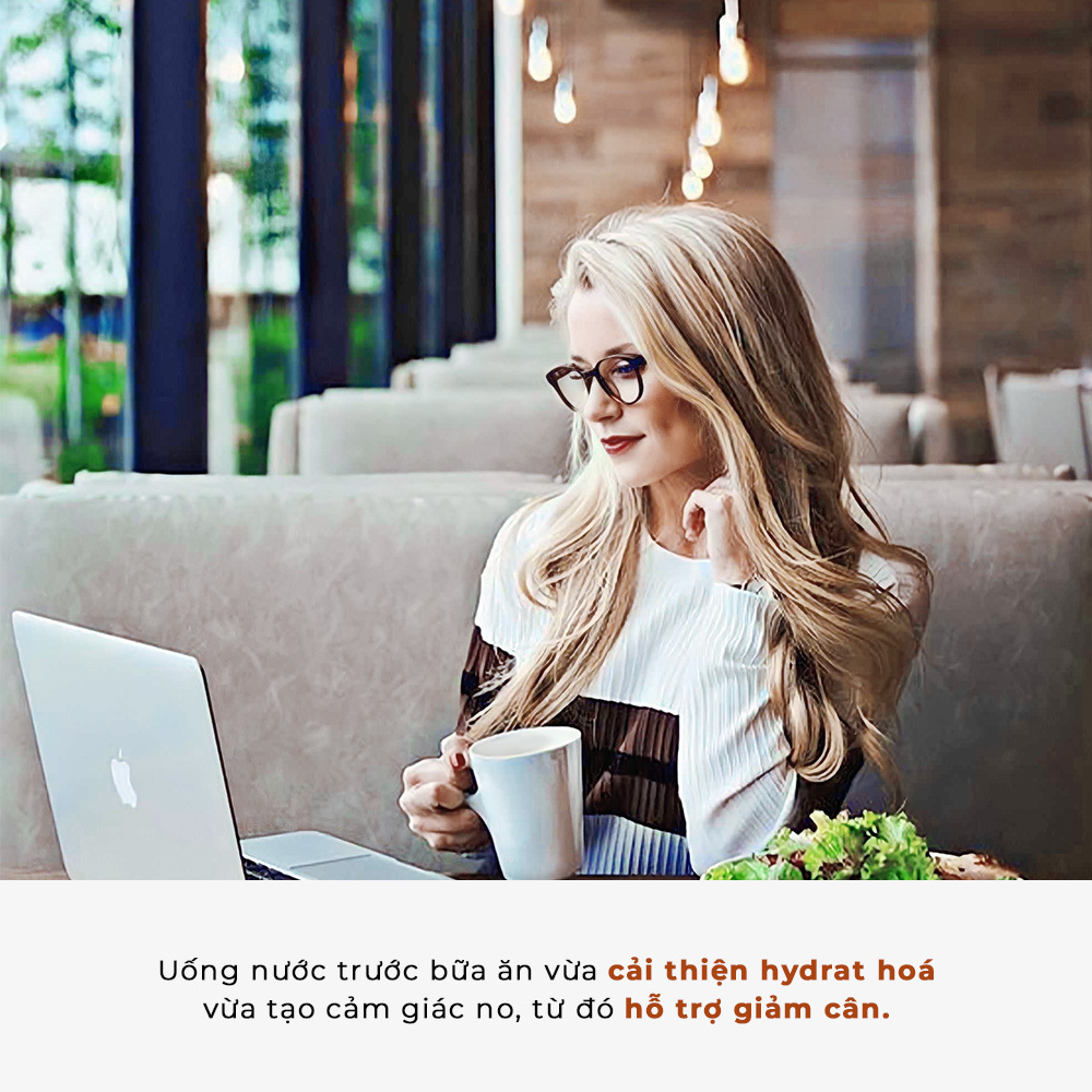 Uống nước trước bữa ăn và cải thiện hydrat hóa, tạo cảm giác no, giúp hỗ trợ giảm cân. Đừng quên áp dụng những khung giờ uống nước để có sức khỏe tốt và đẹp da của Lixibox Skincare.