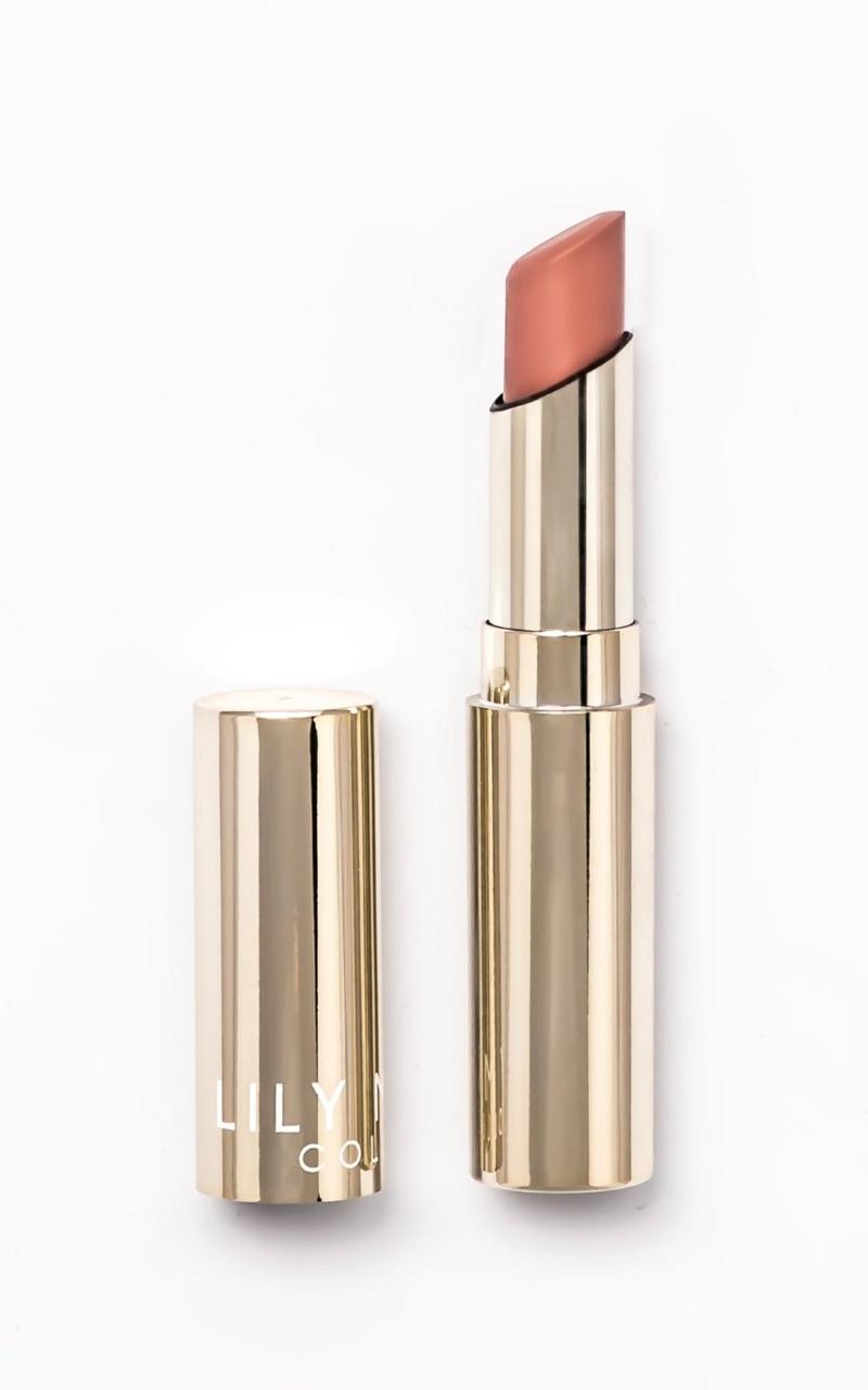 Son môi trong bộ sưu tập Lily Maymac Collection với bao bì màu vàng sang trọng, thể hiện phong cách hiện đại và thời thượng. Dòng son này nhanh chóng thu hút sự chú ý từ cộng đồng yêu thích makeup và là một hot trend trên thị trường.