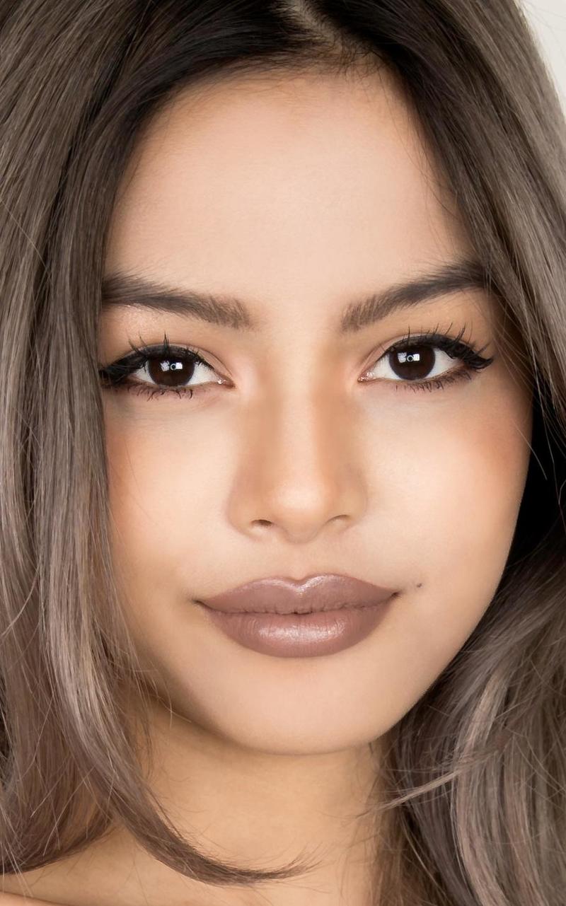 Cận cảnh gương mặt của Lily Maymac, hot girl nổi tiếng trên Instagram với 2,7 triệu người theo dõi. Cô nàng thu hút sự chú ý với phong cách trang điểm chất lừ, làn môi tuyệt đẹp và dòng son mới ra mắt mang tên Lily Maymac Collection. Khám phá xu hướng trang điểm hot nhất từ anh chàng influencer nổi bật.