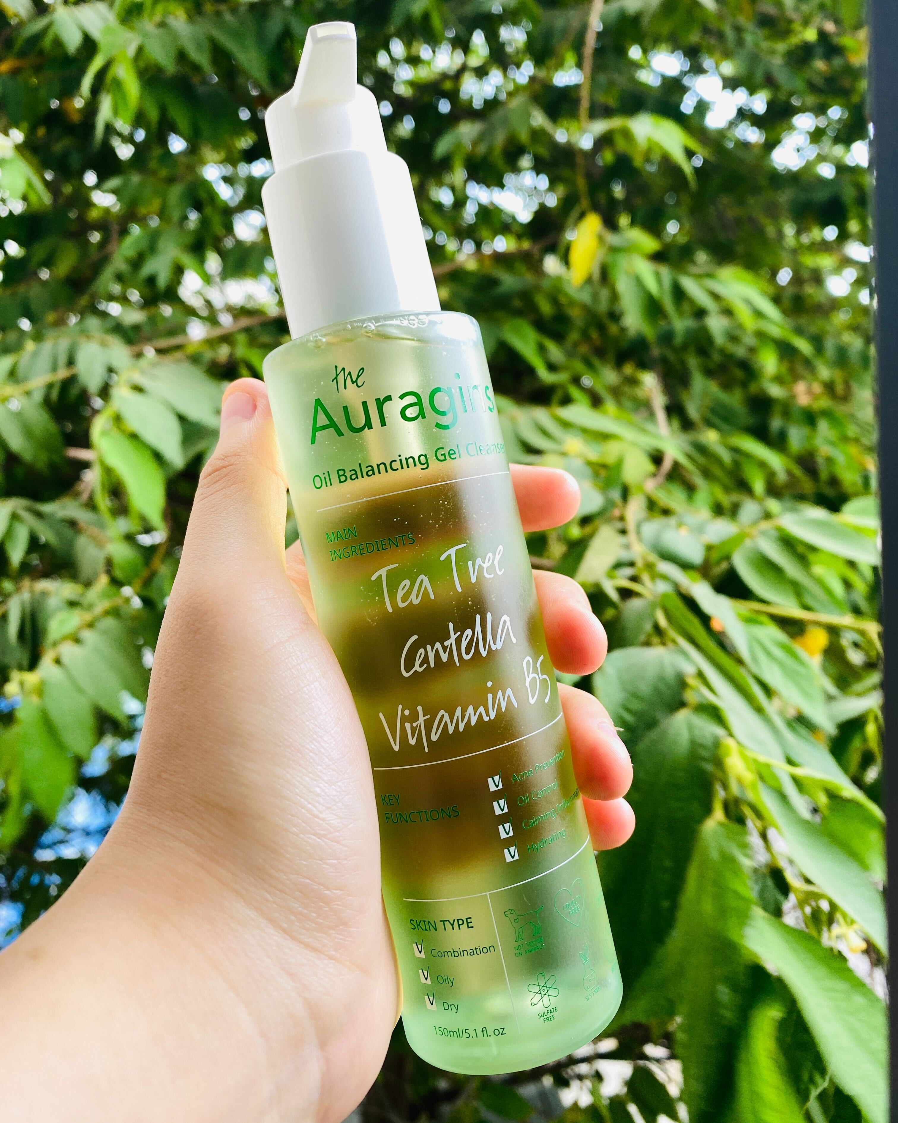 Sữa rửa mặt dạng gel The Auragins với thành phần chiết xuất tràm trà, Centella và Vitamin B3, phù hợp cho da dầu mụn. Bài viết review này giới thiệu 2 sản phẩm yêu thích cho mùa hè, đảm bảo giá cả hợp lý và hiệu quả tuyệt vời cho làn da.