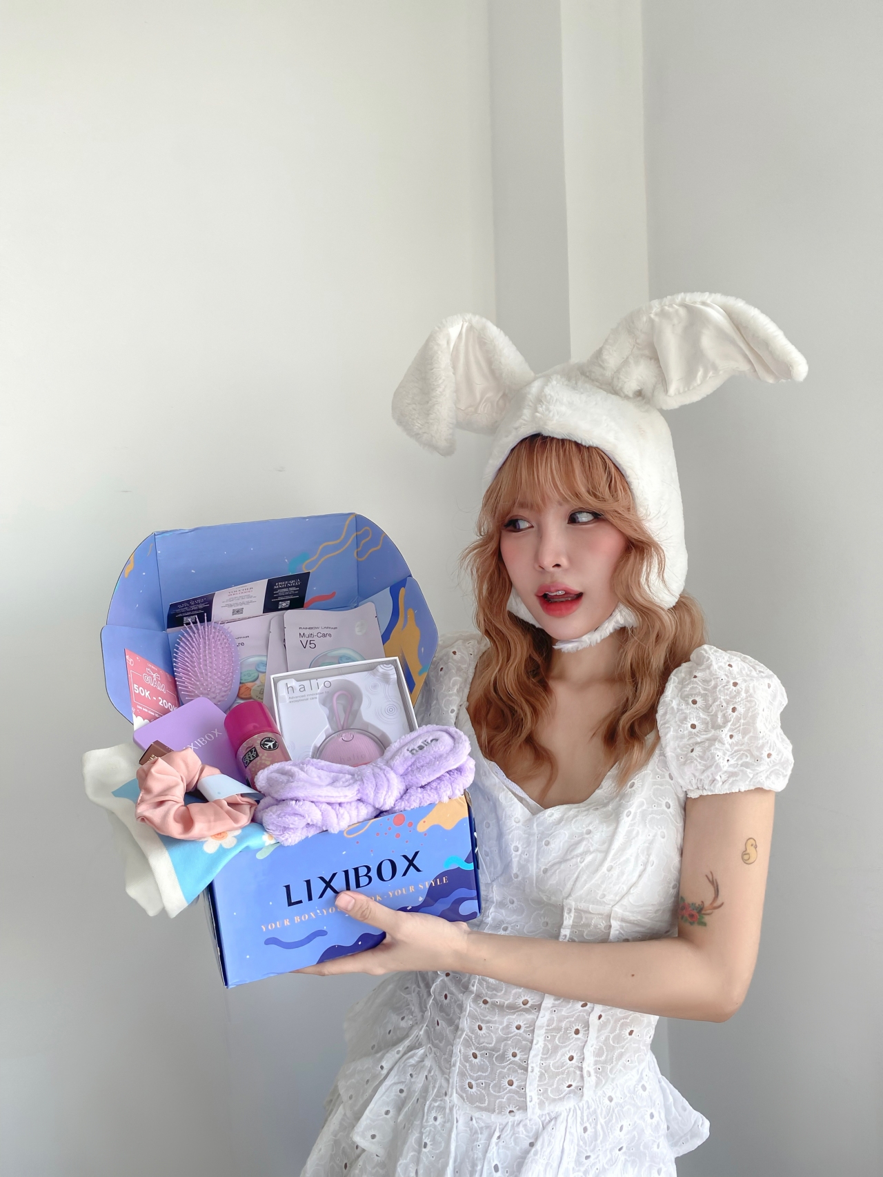 Một cô gái đang cầm hộp Lixibox GWP tháng 8, với nhiều sản phẩm làm đẹp hấp dẫn. Bài viết khám phá các ưu đãi và trải nghiệm độc đáo từ Lixibox, nhấn mạnh sức hút từ quà tặng khi mua hàng online.