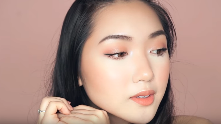 Khám phá phong cách makeup mùa hè với xu hướng trang điểm hot xình xịch, từ những sắc độ đào tươi mát đến các bí quyết trang điểm chuẩn Hàn Quốc, giúp bạn luôn tỏa sáng trong mỗi buổi gặp gỡ mùa hè.