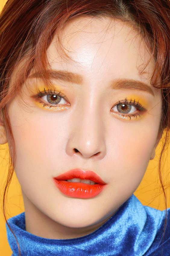 Khám phá 5 xu hướng makeup mùa hè siêu đình đám với nét đẹp tươi mới, rực rỡ phù hợp với các buổi gặp gỡ bạn bè. Sử dụng màu cam và vàng ánh kim tạo phong cách trẻ trung, năng động cho mùa hè thêm phần nổi bật.