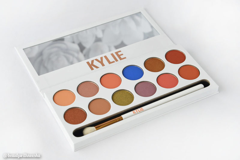 Bảng phấn mắt Kylie Cosmetics với các màu sắc trendy, phù hợp phong cách makeup mùa hè. Khám phá các xu hướng trang điểm nổi bật mùa hè, từ kiểu Hàn Quốc đến các tông màu đào, giúp bạn nổi bật trong mọi dịp.