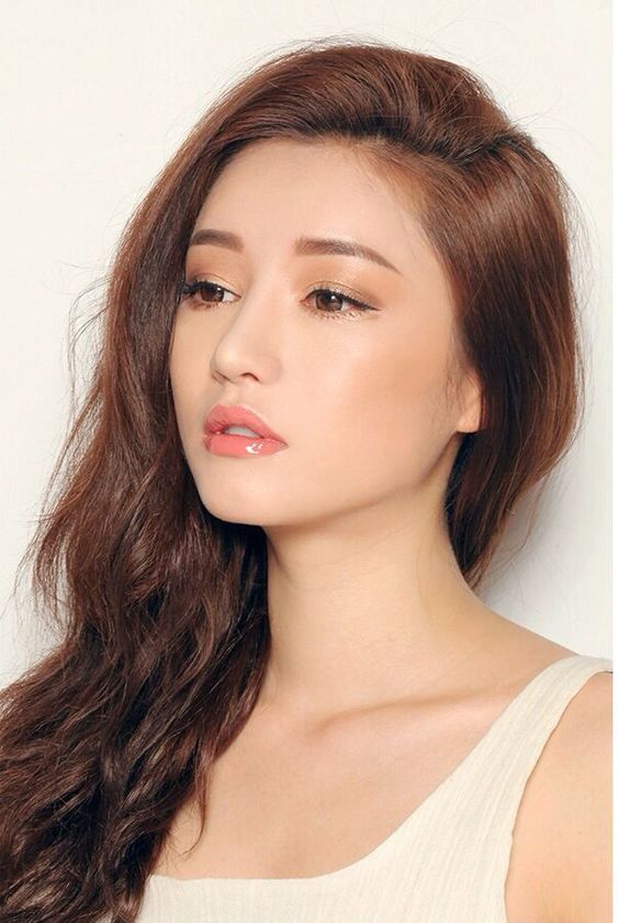 Bài viết về phong cách makeup mùa hè với 5 xu hướng nổi bật. Đón chào mùa hè cùng trang điểm kiểu Hàn Quốc tươi tắn, đặc biệt là với sắc peach đang được ưa chuộng. Cùng Lixibox khám phá bí quyết làm đẹp để nổi bật hơn trong các buổi gặp gỡ bạn bè.