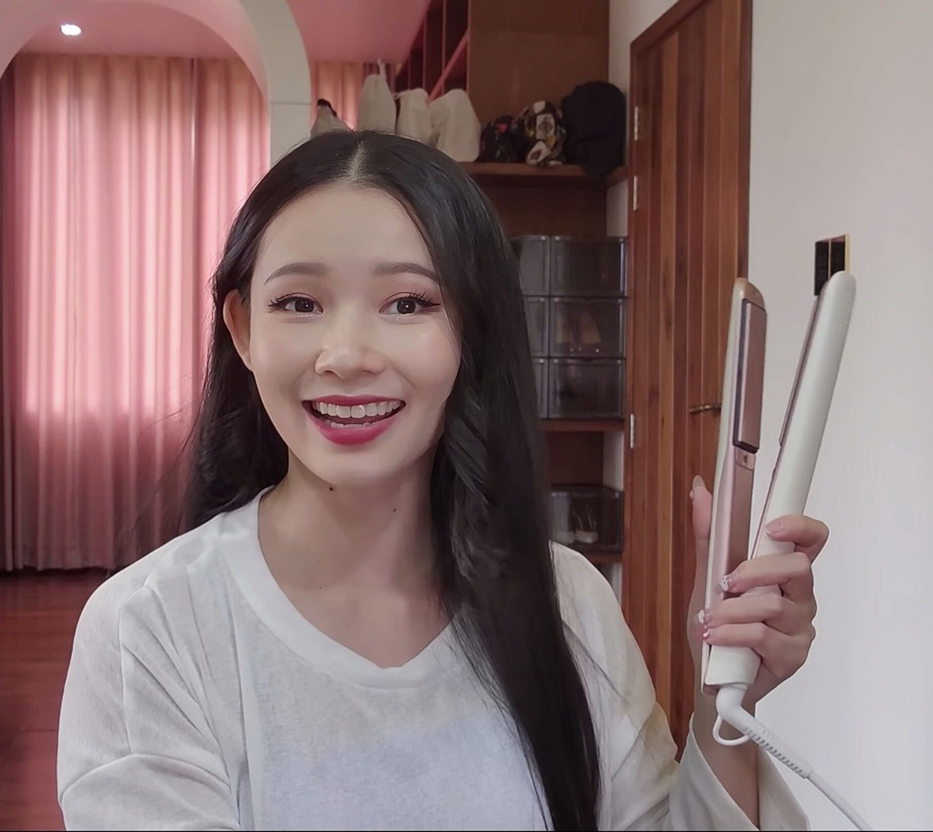 Người phụ nữ cầm Máy Duỗi Uốn Đa Năng Halio InstaSmooth và cười tươi. Bài viết bàn về món quà tặng kèm lớn nhất năm từ Lixibox và những đánh giá từ cộng đồng làm đẹp về sản phẩm Halio trong chương trình GWP Vietnam.