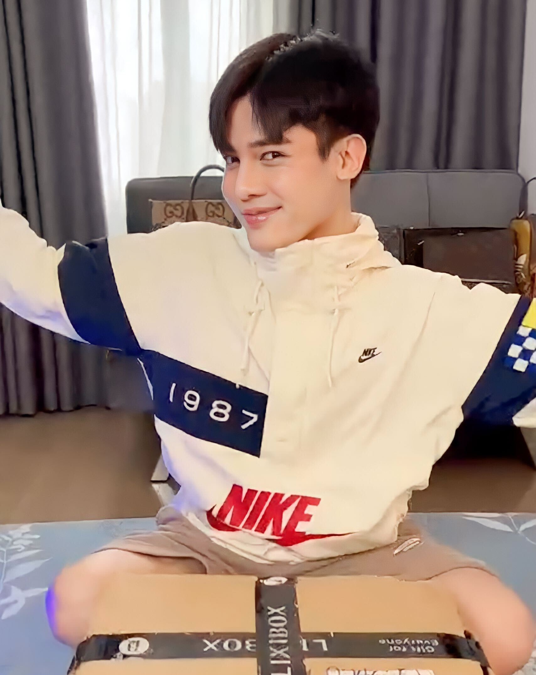 Bé Duy TikTok mừng rỡ bên hộp quà từ Lixibox, chia sẻ về deal GWP lớn nhất năm cho các sản phẩm làm đẹp, kèm voucher giảm giá hấp dẫn từ Halio, thu hút sự chú ý của cộng đồng làm đẹp.