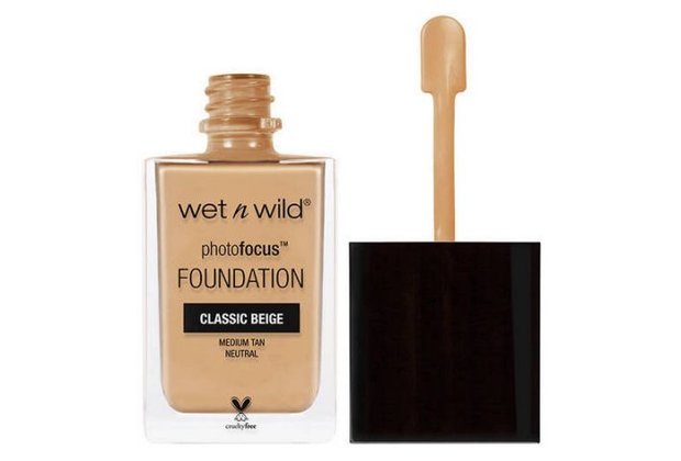 Nền trang điểm Wet n Wild Photofocus Foundation màu Classic Beige giúp che phủ hoàn hảo và giữ cho làn da luôn tươi trẻ. Bài viết "Trẻ hơn tuổi thực với 10 mẹo trang điểm cực đơn giản" khám phá cách trang điểm cho người lớn tuổi để lấy lại vẻ thanh xuân.