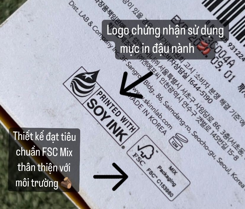 Mác sản phẩm sáp tẩy trang SKIN&LAB, bao gồm logo chứng nhận sử dụng mực in dầu đậu nành và tiêu chuẩn FSC Mix thân thiện với môi trường. Bài viết review sáp tẩy trang từ Lixibox, tóm tắt trải nghiệm của người dùng với sản phẩm từ Hàn Quốc.