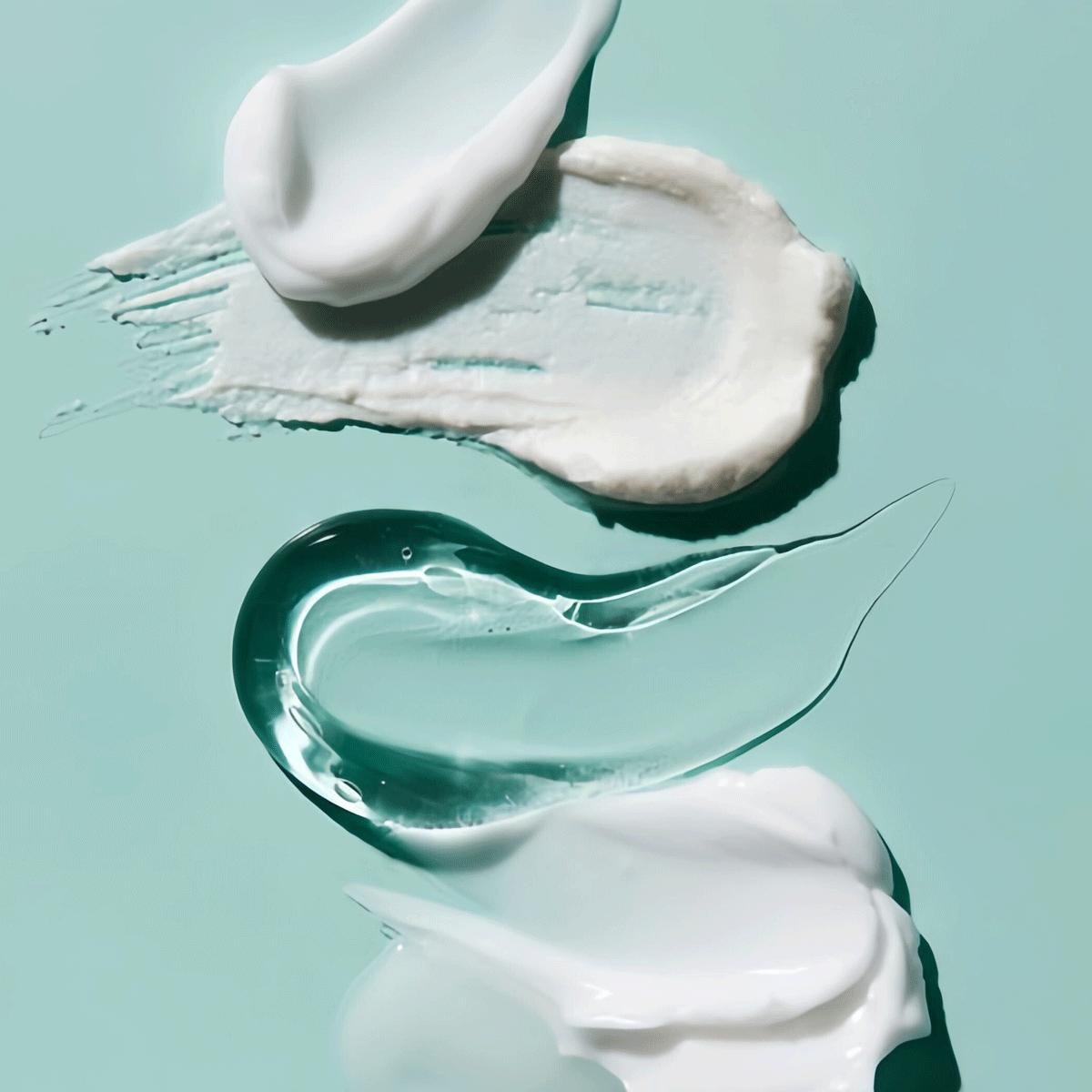 Thao tác sử dụng các sản phẩm skincare trên nền xanh, thể hiện sự đa dạng trong quyết định về khoảng thời gian giữa các bước skincare. Khám phá DIY skincare routine cùng Lixibox Skincare để đạt được hiệu quả tối ưu.