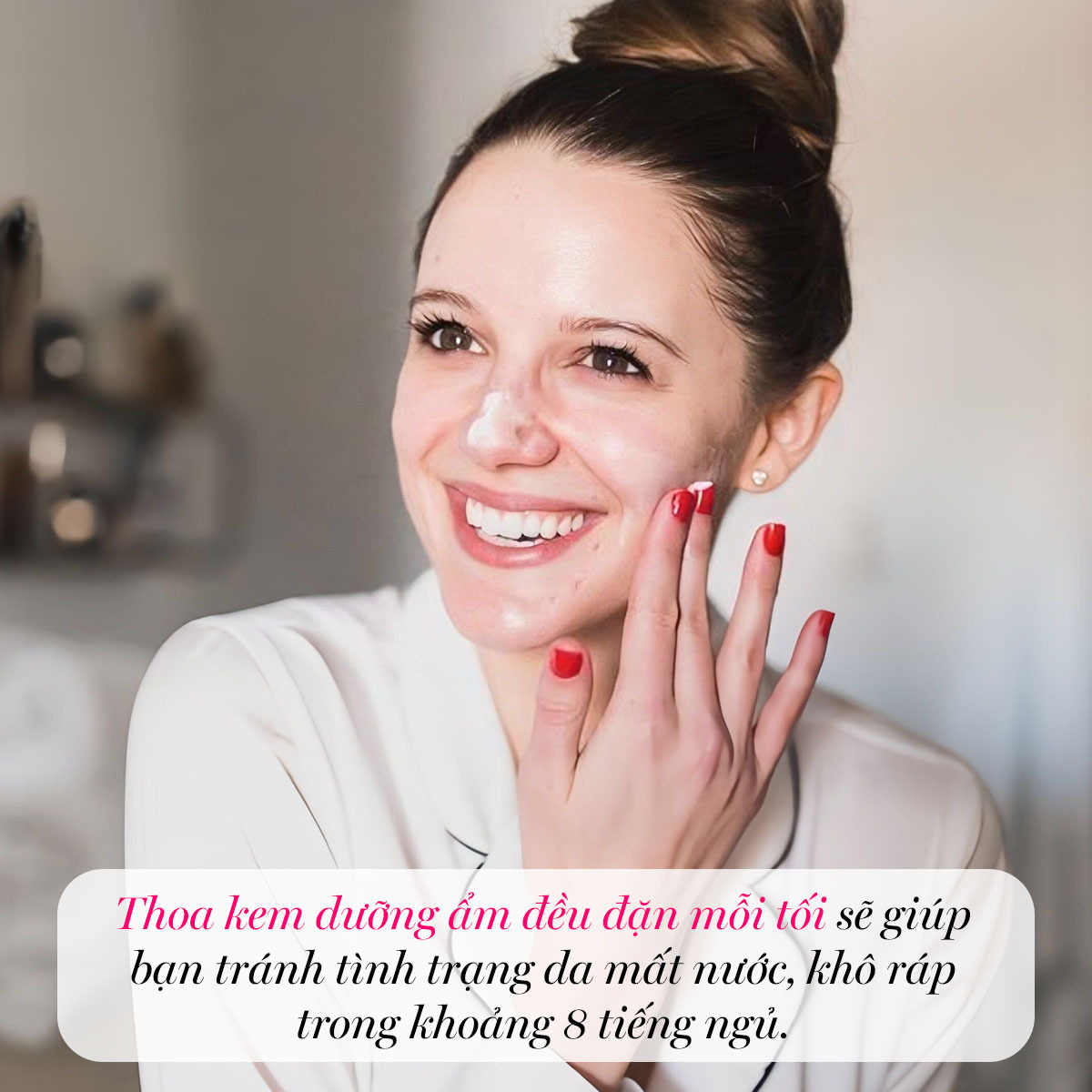 Chia sẻ lời khuyên chăm sóc da từ Lixibox trong bài viết "Ngủ thôi cũng đẹp" hướng dẫn cách ngủ đúng cách để có làn da đẹp. Thoa kem dưỡng ẩm đều đặn mỗi tối giúp tránh tình trạng da mất nước, khô ráp trong khoảng 8 tiếng ngủ.