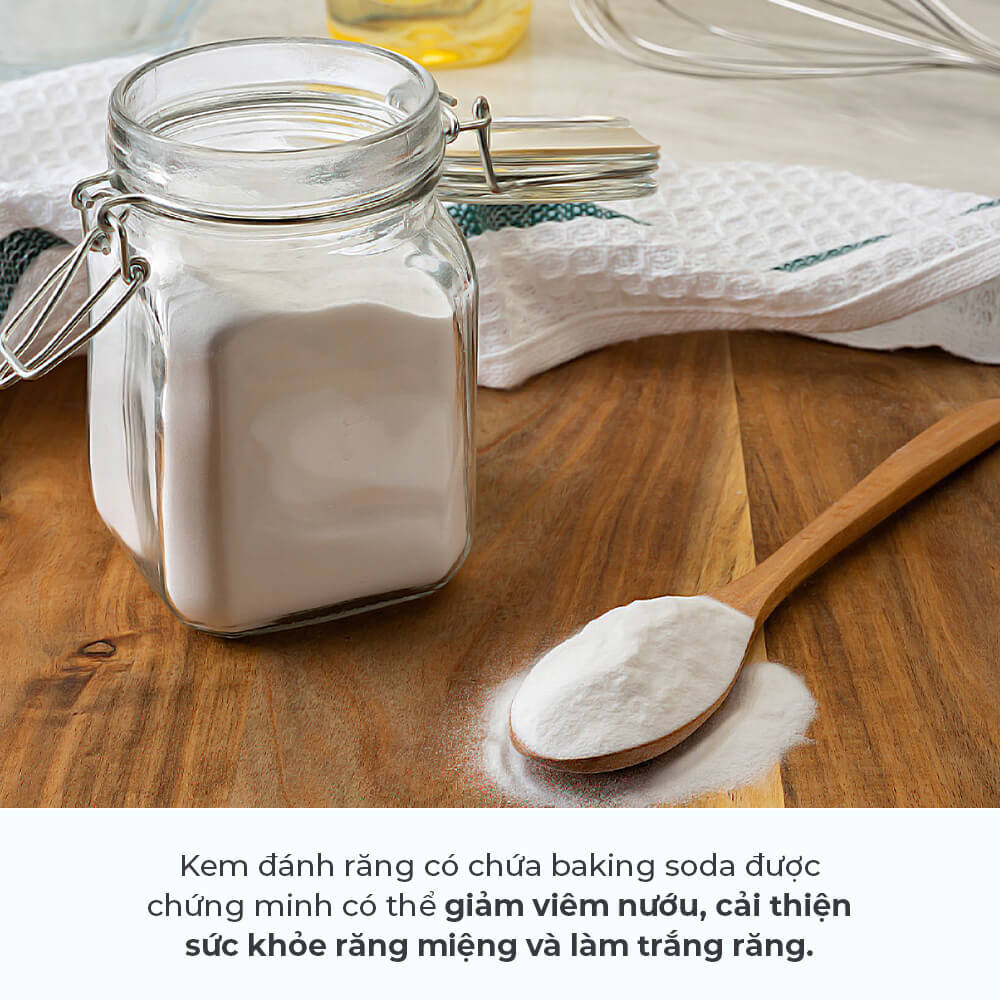 Kem đánh răng có chứa baking soda được chứng minh có thể giảm viêm nướu, cải thiện sức khỏe răng miệng và làm trắng răng, hỗ trợ cách làm trắng răng an toàn tại nhà cho những ai thường xuyên uống trà, cà phê.