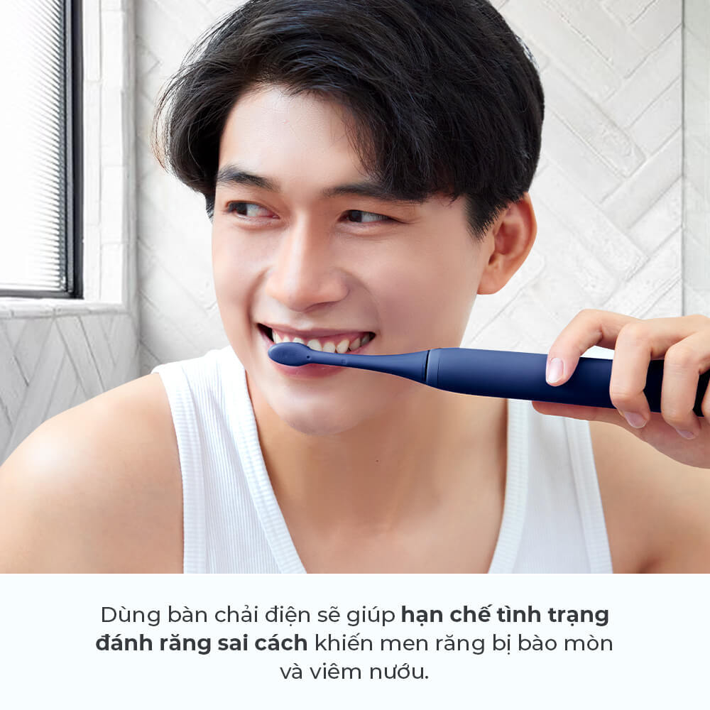 Sử dụng bàn chải điện giúp hạn chế tình trạng đánh răng sai cách khiến men răng bị bào mòn và viêm nướu. Công cụ chăm sóc răng miệng tiện lợi cho việc làm trắng răng an toàn tại nhà.