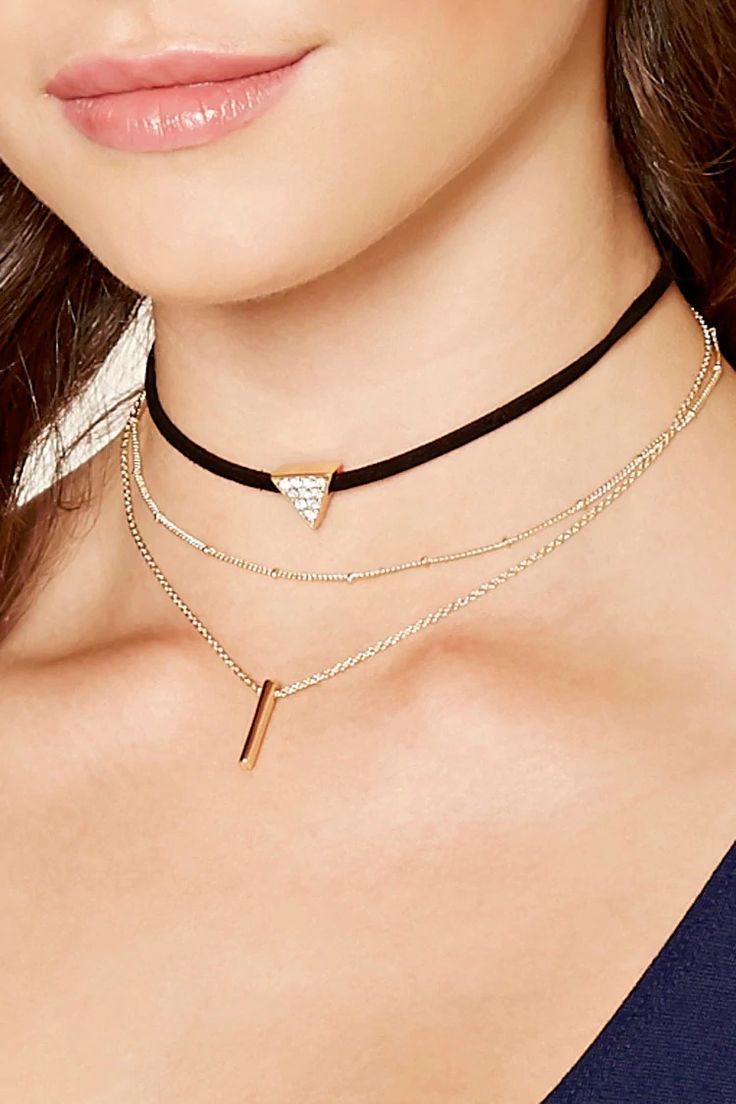Mẫu dây chuyền thời thượng với các kiểu dáng khác nhau, bao gồm dây chuyền choker và dây chuyền nhiều lớp, hướng dẫn lựa chọn phù hợp giúp tỏa sáng trong mọi dịp.