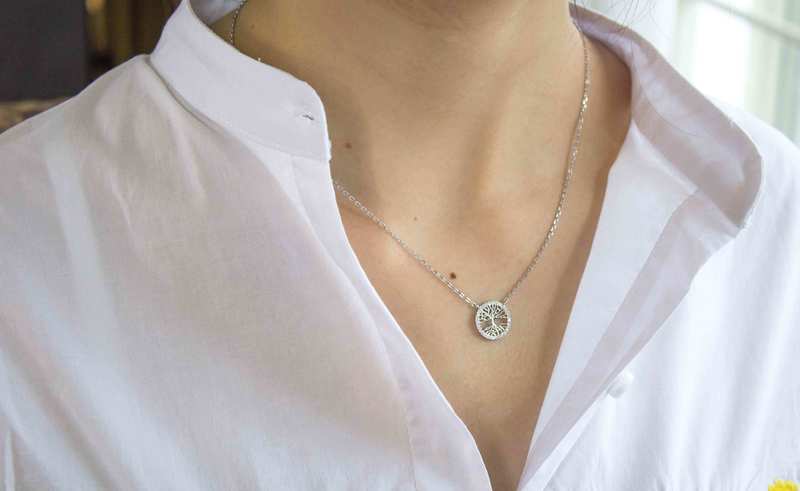 Mẫu dây chuyền thời thượng với thiết kế độc đáo, phù hợp cho nhiều phong cách thời trang. Hướng dẫn chọn lựa dây chuyền phù hợp với gu thẩm mỹ cá nhân, khám phá các mẫu hot nhất hiện nay.