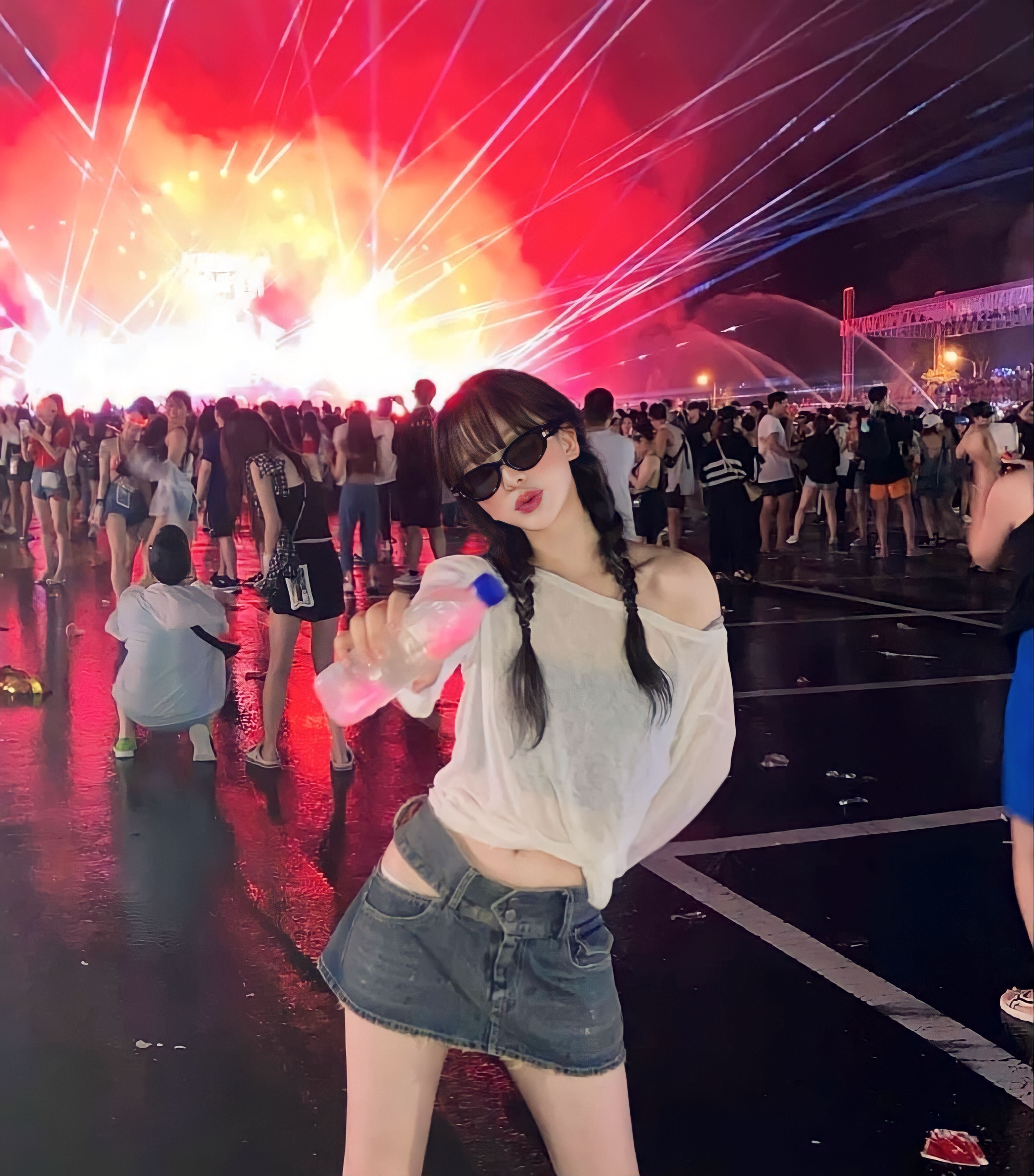 Cô gái trẻ đang tạo dáng nổi bật giữa đám đông tại concert với ánh đèn sáng rực rỡ. Bài viết hướng dẫn cách ăn mặc đi concert để vừa có hình đẹp vừa quẩy hết mình. Lên đồ thật chất để không bỏ lỡ khoảnh khắc đẹp trong những buổi biểu diễn của thần tượng!