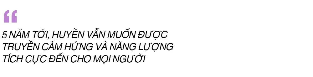Huyền Nguyễn, TikToker nổi tiếng với khả năng nói 3 thứ tiếng, chia sẻ về quyết tâm truyền cảm hứng và năng lượng tích cực trong 5 năm tới. Bài phỏng vấn Lixibox khám phá góc nhìn của cô về body shaming và phản ứng trước video của Chris Brown.