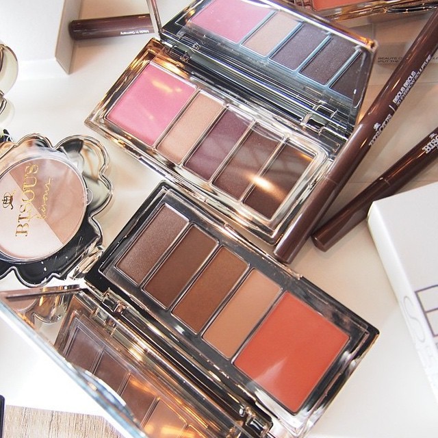 Top 5 bảng phấn mắt drugstore với các màu sắc đa dạng và sang trọng, giúp bạn dễ dàng tạo nên những bộ trang điểm tuyệt đẹp. Khám phá và yêu thích ngay những bảng phấn này!