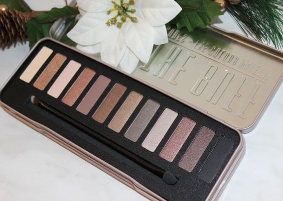 Bảng phấn mắt drugstore với 10 màu sắc đa dạng, bao gồm các tông nâu và ánh kim, phù hợp cho nhiều phong cách trang điểm. Sản phẩm hoàn hảo để tôn lên vẻ đẹp tự nhiên và giúp bạn dễ dàng sáng tạo nhiều kiểu mắt khác nhau.