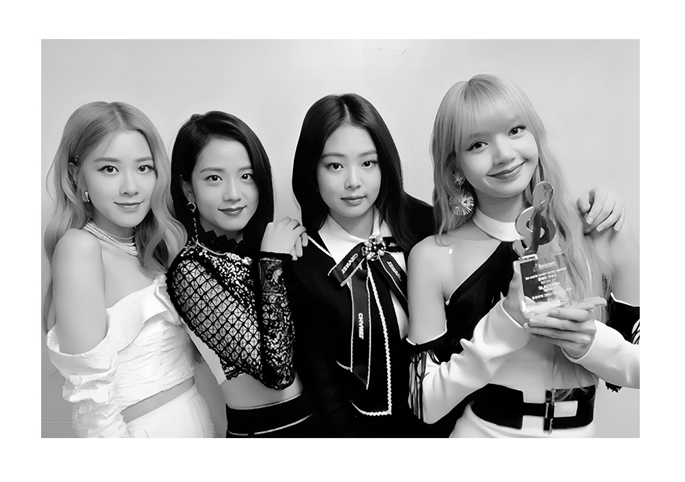 Hình ảnh 4 cô gái BLACKPINK thể hiện sức mạnh của "quyền lực mềm" với sự tự tin và cá tính, là nguồn cảm hứng cho phụ nữ khắp nơi, liên kết với Taylor Swift trong việc lan tỏa thông điệp tích cực.