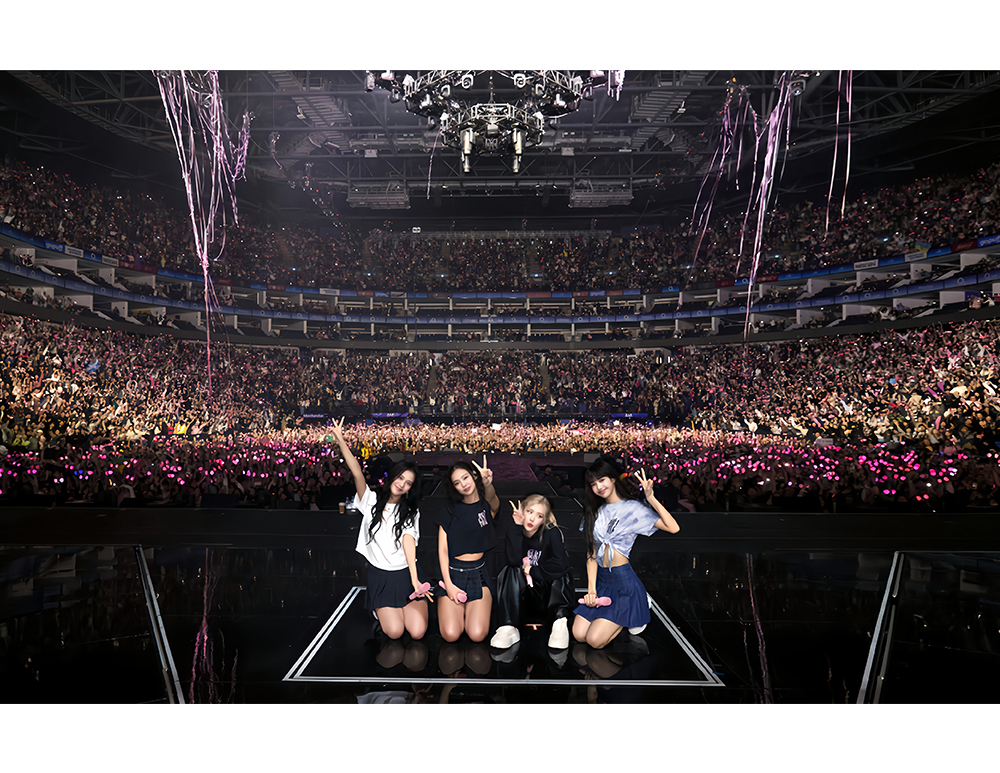 BLACKPINK trong một buổi biểu diễn hoành tráng, thể hiện sức mạnh "quyền lực mềm" của họ. Tình cảm và ảnh hưởng sâu sắc của nhóm đem lại nguồn cảm hứng cho phụ nữ, đồng hành cùng thông điệp của Taylor Swift trong việc thể hiện bản thân và lập trường.