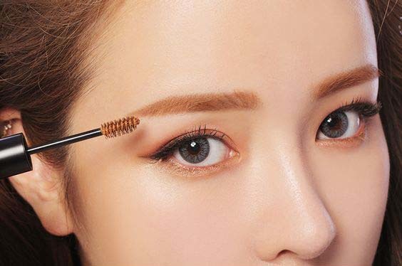 Bài viết về xu hướng trang điểm mắt cho Hè Thu 2017, hướng dẫn sử dụng kem lót mắt và kẻ lông mày. Màu mắt nhũ quyến rũ và lông mày sắc nét, lý tưởng cho trang điểm mùa mưa nắng. Các sản phẩm như waterproof eyeliner, waterproof mascara, eyebrow pencil được nhấn mạnh.