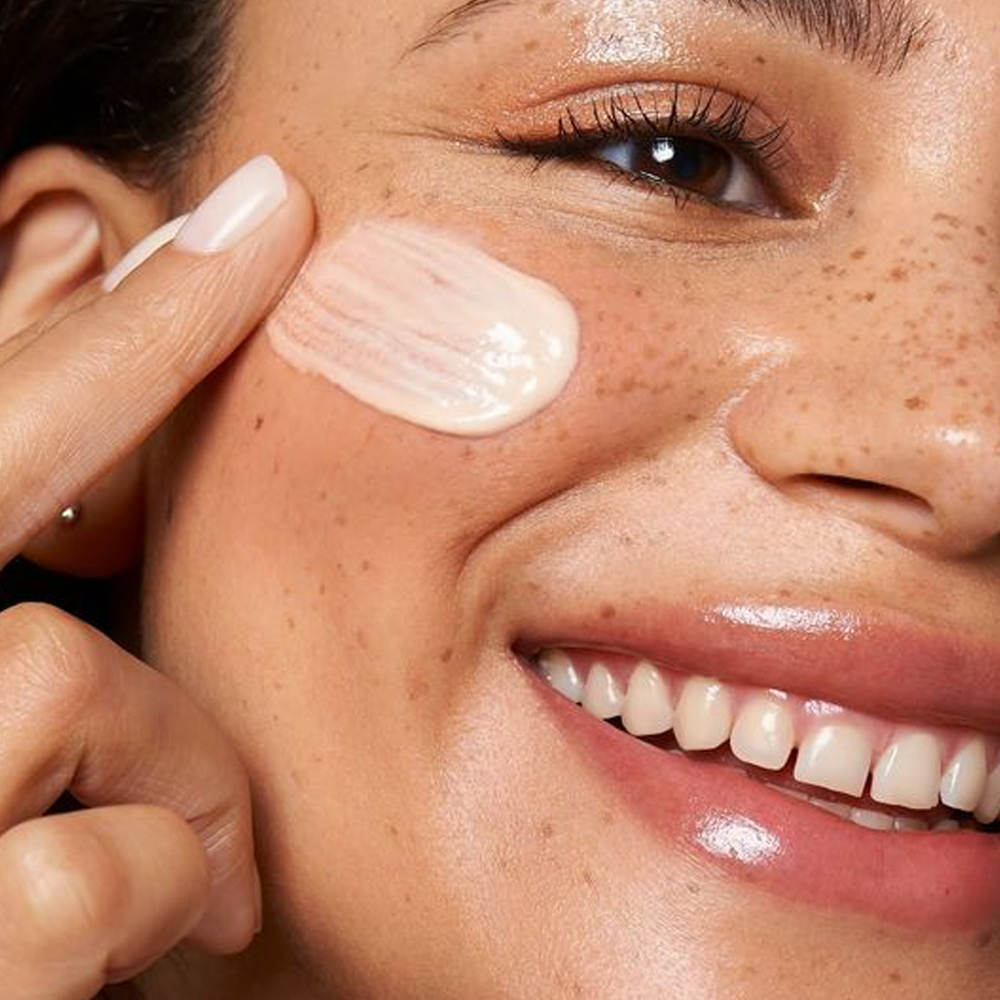 Làn da rạng rỡ với sản phẩm mỹ phẩm, khám phá các thành phần trị nám như vitamin C, retinol, Niacinamide, và Azelaic Acid để mờ thâm hiệu quả. Tìm hiểu thêm về Lixibox Skincare và những giải pháp cho tình trạng nám da.