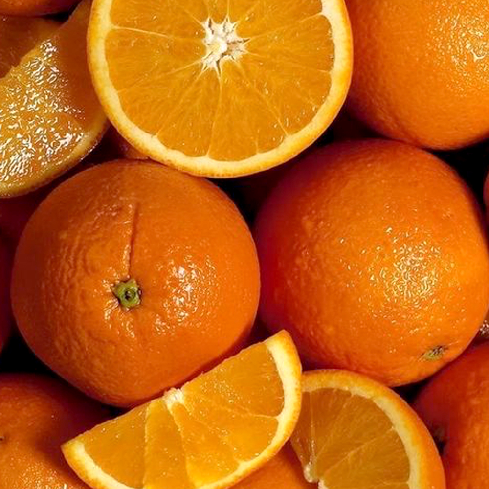 Hình ảnh các quả cam tươi, biểu tượng cho Vitamin C, thành phần mỹ phẩm trị nám hiệu quả, hỗ trợ mờ thâm. Bài viết khám phá các thành phần như Retinol, Niacinamide, Arbutin và Azelaic Acid để cải thiện tình trạng da.