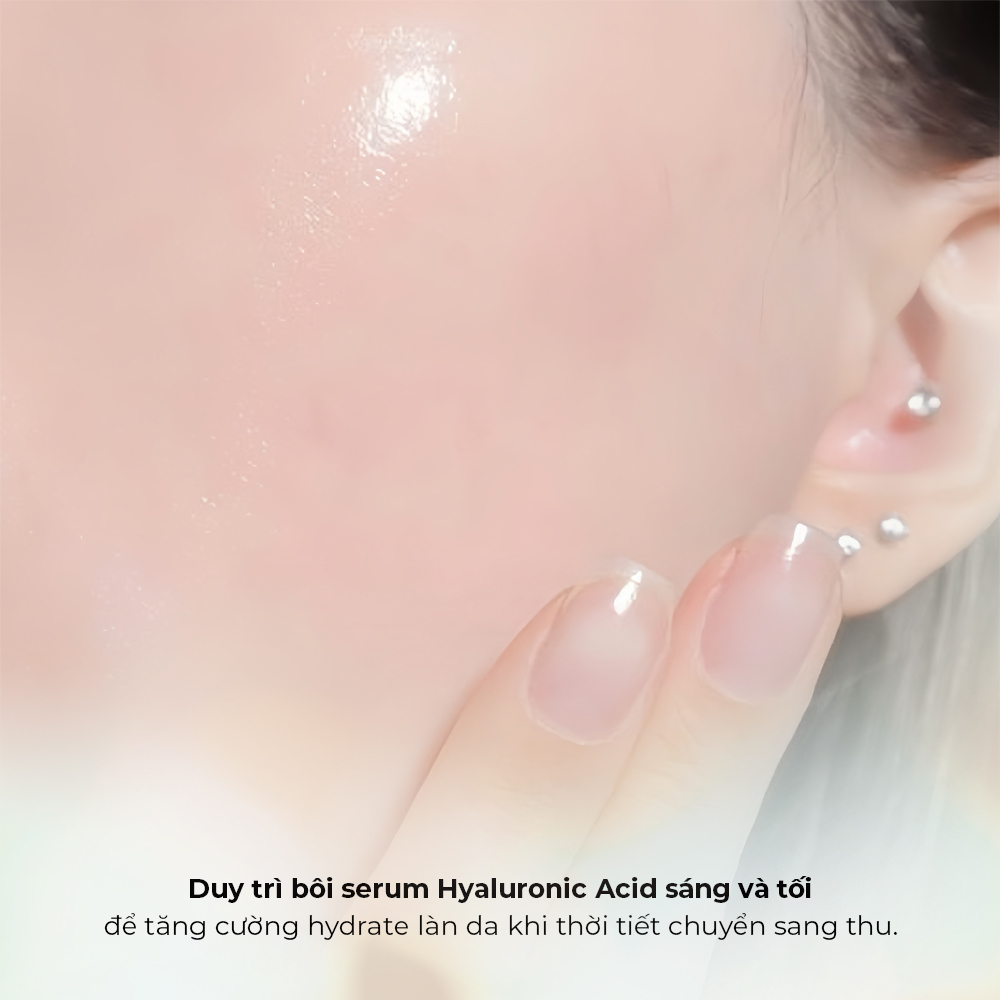 Duy trì bôi serum Hyaluronic Acid sáng và tối để tăng cường hydrate làn da khi thời tiết chuyển sang thu, thực hiện cách chăm sóc da mặt vào mùa thu hiệu quả từ Lixibox. Tìm hiểu thêm về chăm da giao mùa và cách chăm da mùa thu.