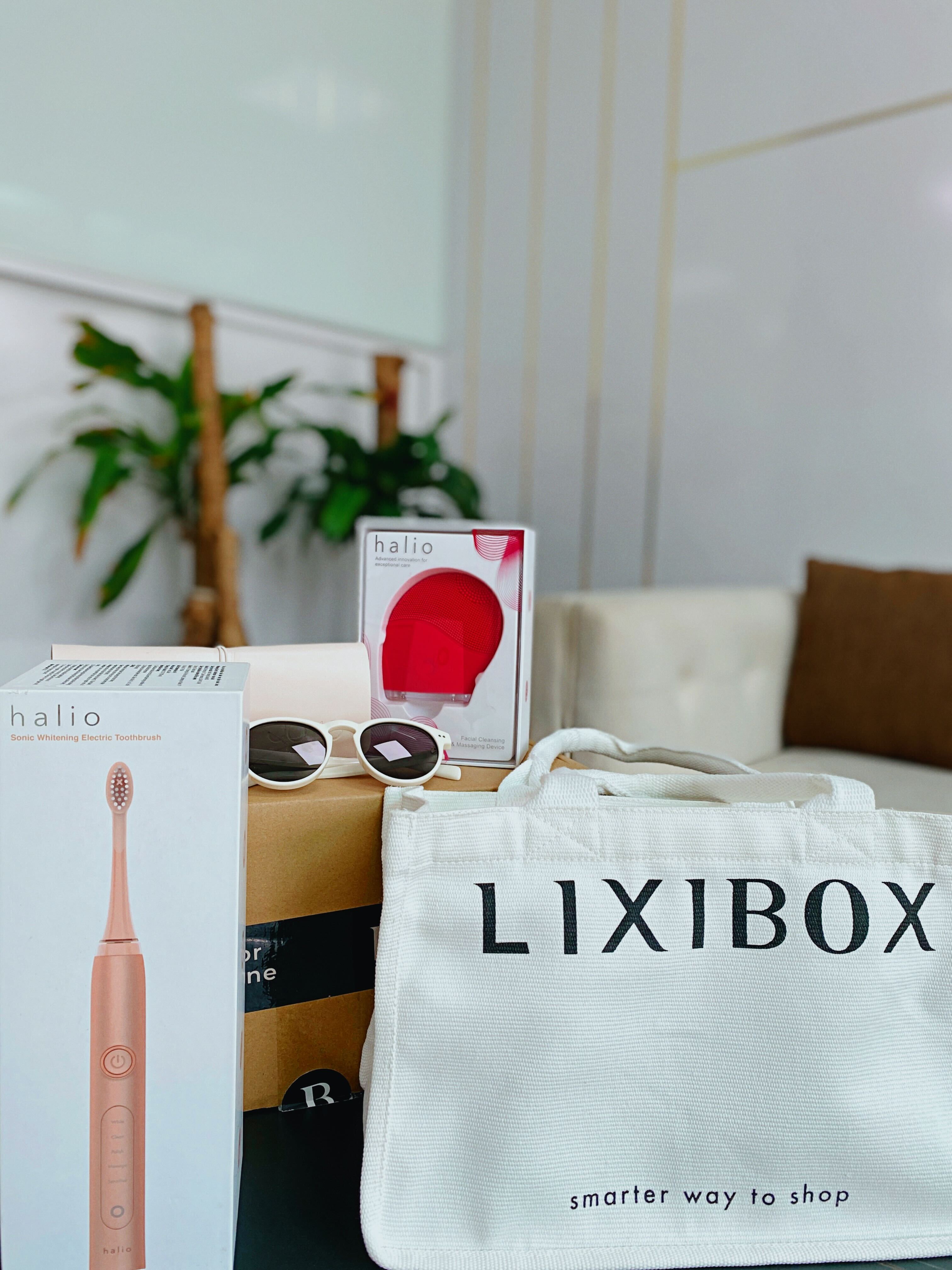 Bàn chải điện và máy rửa mặt Halio trong hộp quà GWP2010 của Lixibox. Gái xinh chia sẻ bí kíp sở hữu sản phẩm này miễn phí. Khám phá GWP Vietnam với những món quà hấp dẫn!