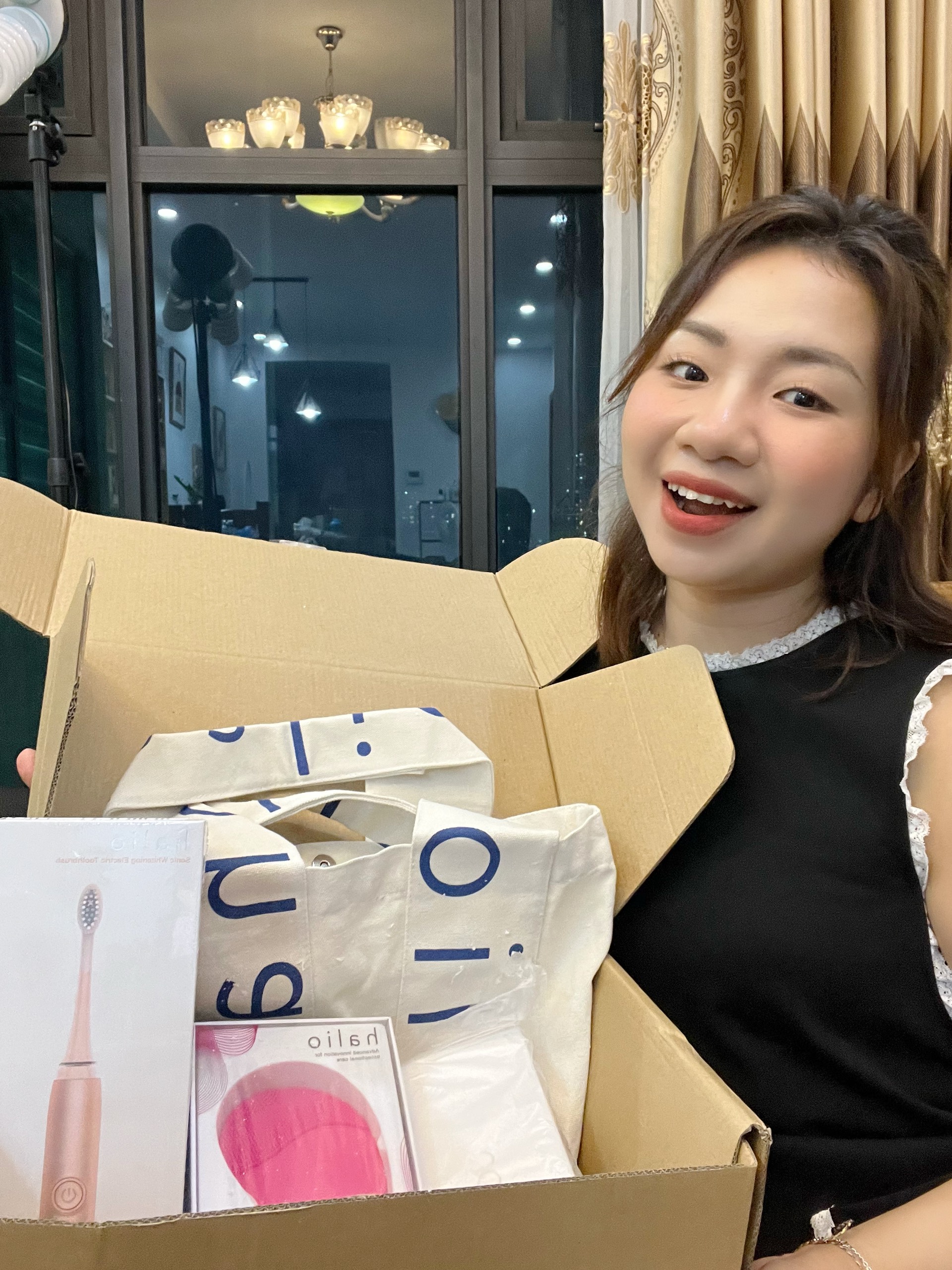 Một TikToker vui vẻ bên hộp quà GWP2010 từ Lixibox, chứa các sản phẩm làm đẹp trị giá 3,530,000Đ. Chương trình GWP Vietnam thu hút sự quan tâm mạnh mẽ từ cộng đồng mạng và được nhiều beauty blogger review. Cùng xem cách họ khám phá ưu đãi này!