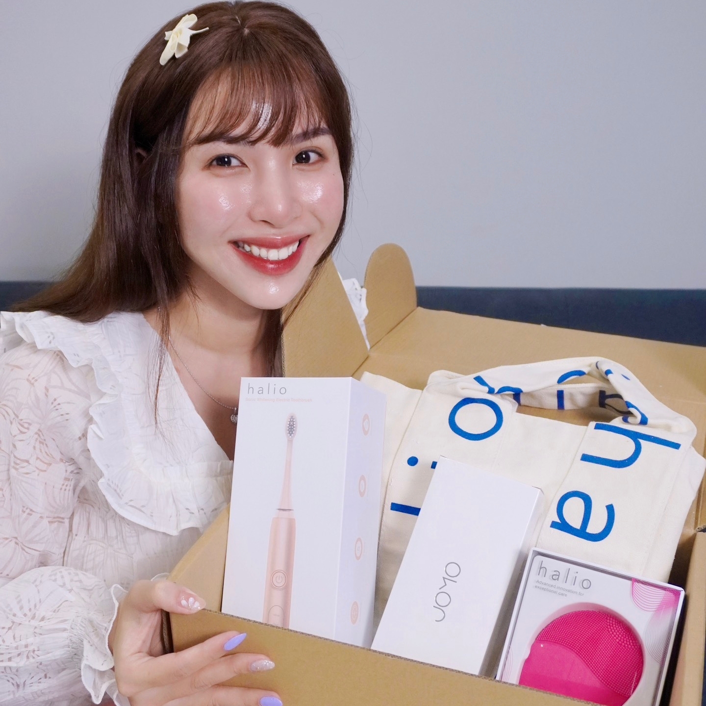 Một TikToker vui vẻ khoe hộp quà GWP2010 từ Lixibox với sản phẩm trị giá hơn 3 triệu đồng. Hãy cùng khám phá sự kiện săn quà GWP và các review của Huyền Nguyễn, Trinh Meow, và nhiều beauty blogger khác về chương trình GWP Vietnam.