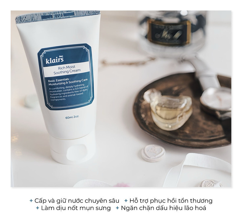 Kem dưỡng ẩm Klairs Rich Moist Soothing Cream, giúp cấp nước và giữ ẩm cho da trong mùa lạnh. Các lợi ích bao gồm làm dịu mụn sưng, hỗ trợ phục hồi tổn thương và ngăn chặn dấu hiệu lão hóa, mang lại làn da khỏe đẹp hơn.